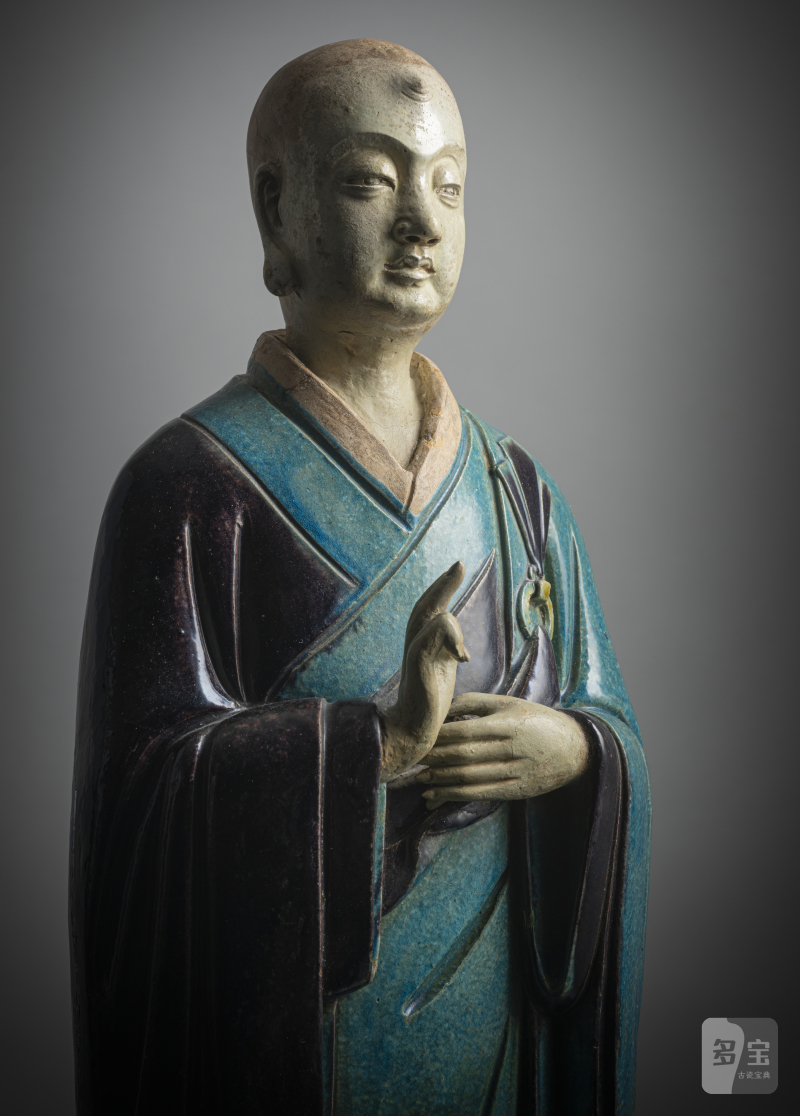 A large pottery figure of a standing Luohan with tricolour glaze, right hand raised - 图4